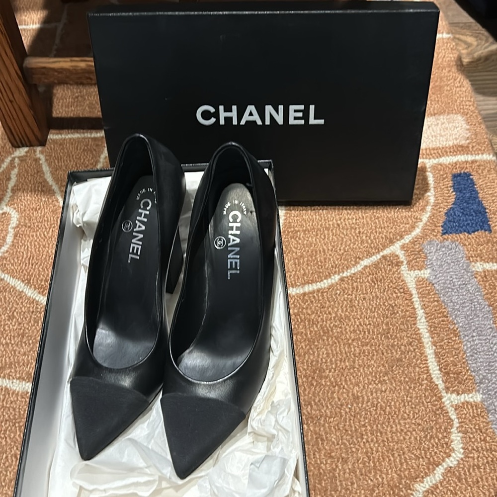 CHANEL pointy cap toe pearl chunky heels